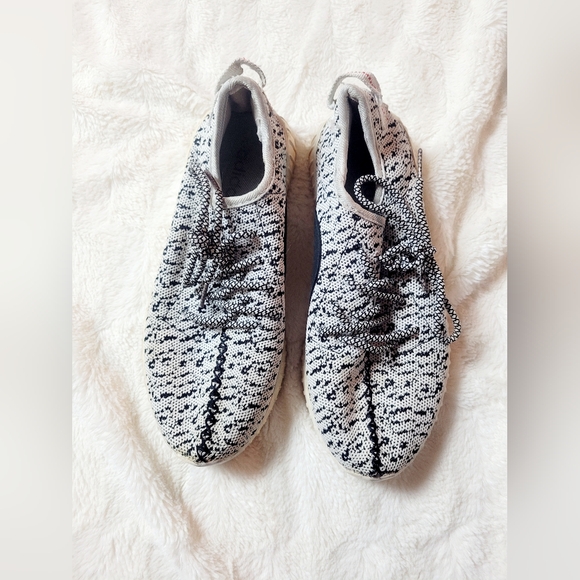 Yeezy x Adidas | Turtledove Boost - Picture 3 of 7
